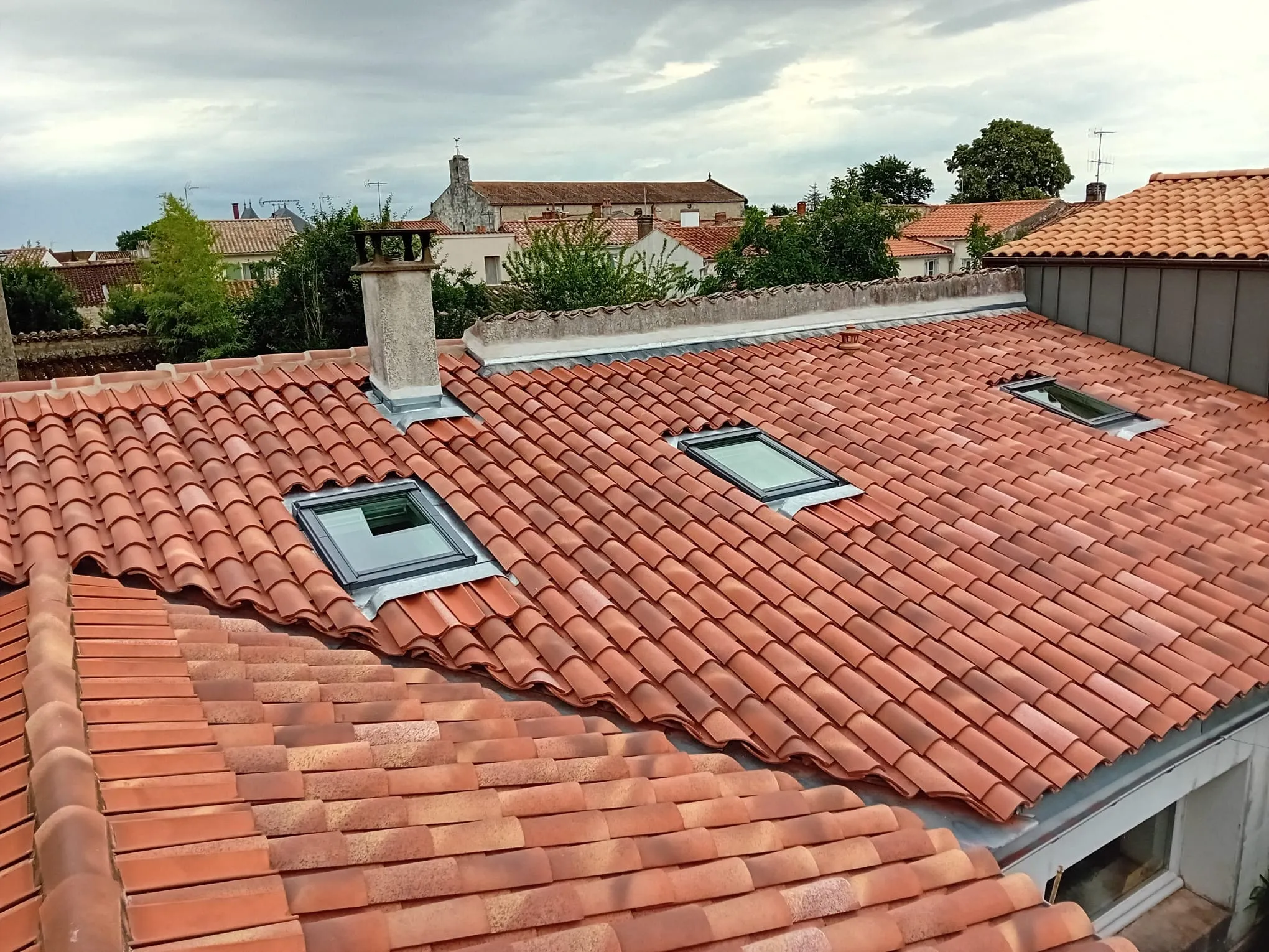 Toiture en tuiles avec fenêtres de toit, secteur La Rochelle