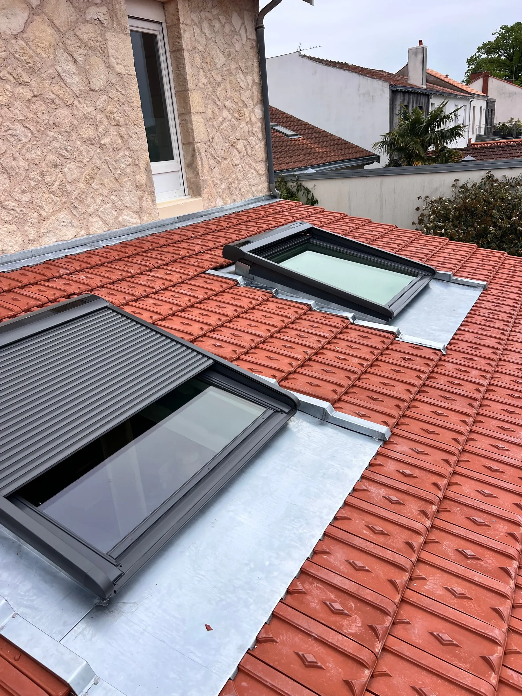 Fenêtres de toit Velux posées sur une toiture en tuiles